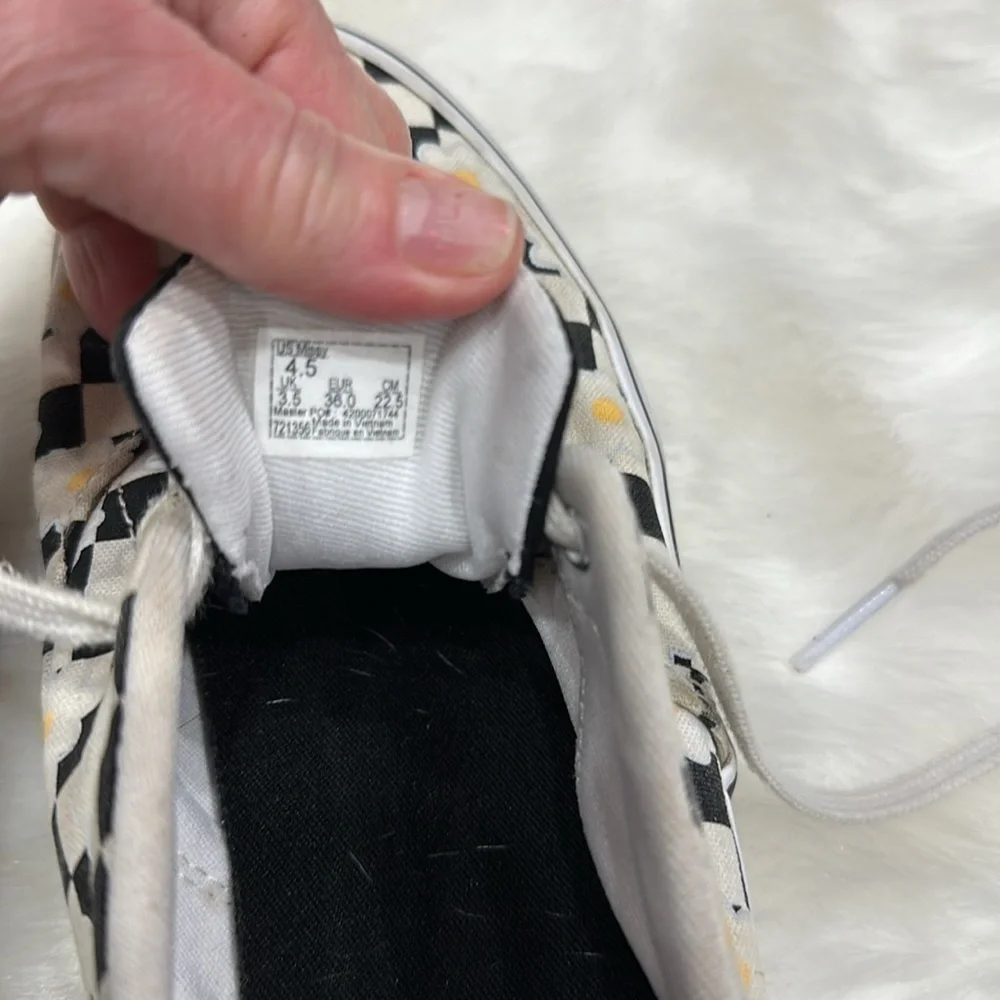 Vans black/white checkered w/daisies missy 4.5